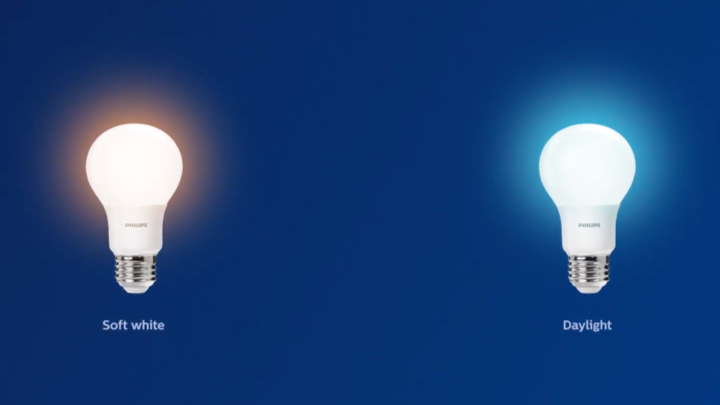 Comparaison d'une ampoule à DEL blanc doux et d'une ampoule à DEL lumière du jour éclatante	
