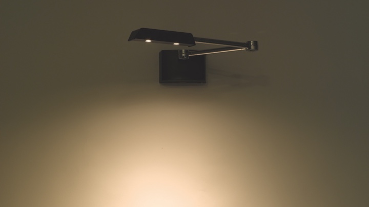 Une lampe réglable fixée sur un mur